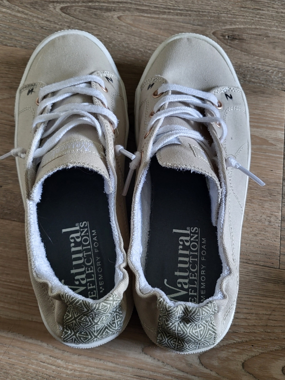 Natural Reflections Lace-Up Sneakers Size 8M (EU 38.5) with Olive Accent